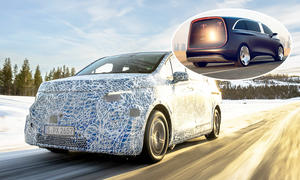 Die Mercedes V-Klasse (2026) fährt als Erlkönig durch eine verschneite Landschaft, von vorne links fotografiert. Oben eingeklinkt: Die Studie Mercedes Vision V fahrend von hinten fotografiert.
