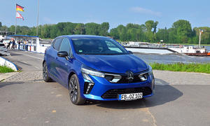 Mitsubishi Colt Hybrid 1.6 steht auf einer Straße an einem Fluss, Ansicht von vorne rechts.
