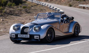 Der Morgan Supersport (2025) fährt durch eine Kurve, fotografiert von schräg vorne.