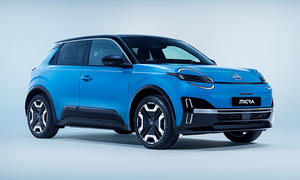 Der Nissan Micra (2025) stehend von schräg vorne fotografiert.