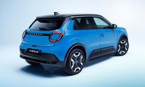 Der Nissan Micra (2025) stehend von schräg hinten fotografiert.