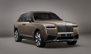 Der Rolls-Royce Cullinan Series II (2024) stehend von schräg vorne