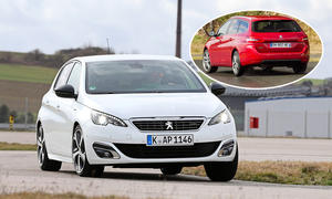Der Peugeot 308 fährt durch eine Kurve, fotografiert von vorne. Eingeklinkt: Der Peugeot 308 SW, fahrend, von schräg hinten fotografiert.