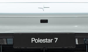 Montage, die den Modellnamen Polestar 7 auf der Front des Polestar 4 zeigt.