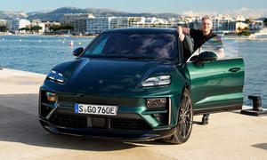 Porsche Macan Turbo (2024); stehend, von vorne, Redakteur Martin Urbanke