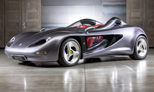 Blick von schräg vorne auf den Sbarro Alcador Roadster.