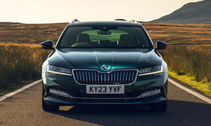 Blick von vorne auf die Skoda Superb Sleeper Edition.