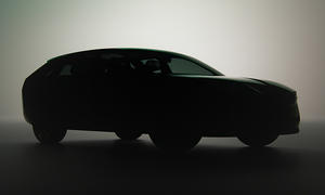 Ein ansonsten dunkles Bild zeigt die dreidimensionale Silhouette des Skoda Vision O (2025).