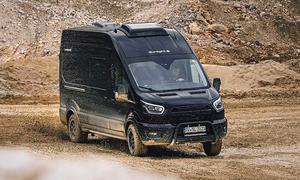 Das Bild zeigt den Sunlight Cliff 4x4 (2024) fahrend von schräg vorne rechts. Das Fahrzeug fährt auf losem, matschigem Untergrund, Matsch klebt an Stoßstange, Reifen, Seiten und dem Außenspiegel.