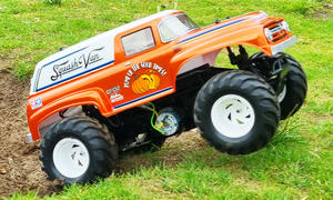Das Tamiya GF-02 RC Squash Van Modellauto in der Außenansicht und fahrend.