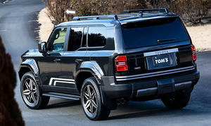 Der Toyota Land Cruiser von Tom's Racing stehend von schräg hinten fotografiert.