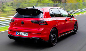 Blick von schräg hinten auf den VW Golf GTI Edition 50, der auf der Nürburgring Nordschleife entlangfährt.