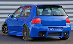 Der VW Golf 4 mit Tuning von JMS, statisch von hinten links fotografiert.