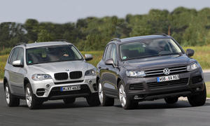 BMW X5 xDrive30d und VW Touareg V6 TDI sind echte Alleskönner