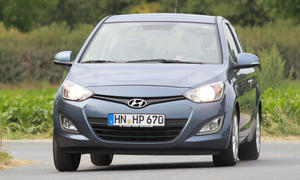 Hyundai i20 blue 1.1CRDi 2012 Test Front