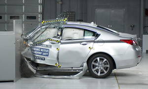 US Crashtest 2012 Volvo Audi BMW Mercedes Lexus small overlap IIHS