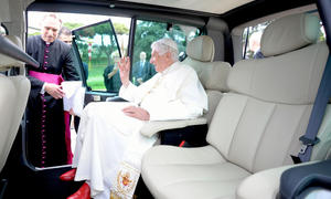 Papst-Auto mit Elektro-Antrieb: Benedikt XVI. im Renault Kangoo Maxi Z.E. Zero Emission