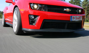 Bilder Chevrolet Camaro ZL1 Megavergleich 2012  Fahraufnahme Front