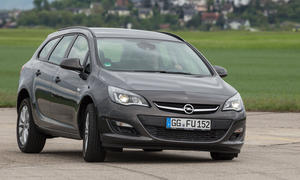 Bilder Opel Astra Sports Tourer 1.7 CDTI ecoFLEX 2013 Kompaktklasse Kombi Test Slalom