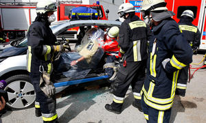 Feuerwehreinsatz Übung Notfall BMW i3 Elektroautos ADAC 