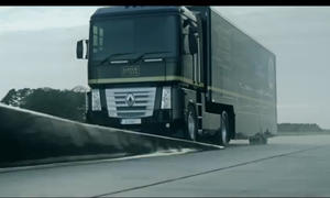 Fliegender Truck Weitsprung-Rekord Video Lkw Lotus Renault