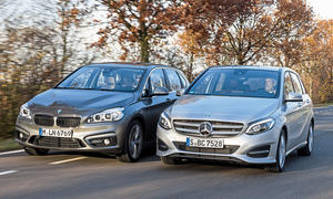 BMW 225i Active Tourer Mercedes B 250 Kompakt-Vans Benziner Vierzylinder Markenvergleich Test Bilder