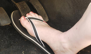 barfuß am steuer flip flops bikini autofahren verkehrsregeln sicherheit