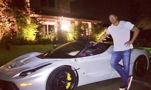 Dwayne The Rock Johnson vor Ferrari LaFerrari