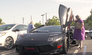 Zwei Omas fahren Lamborghini Murciélago Liberty Walk 
