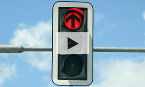 Über rote Ampel fahren: Video