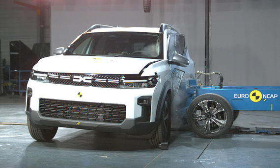 Der Dacia Bigster wird beim Crashtest seitlich von einem Prellbock gerammt.