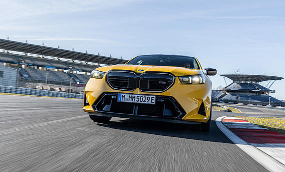 BMW M5 - Frank Ratering Der BMW M5 fährt über den Nürburgring, untersichtig von vorne fotografiert.