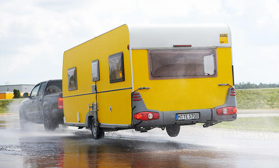 Das Bild zeigt einen Messanhänger des ADAC, der beim Reifentest vom Boden abhebt.