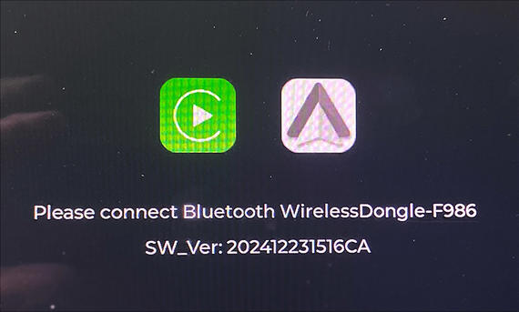 Kabellose Apple CarPlay- und Android-Auto-Adapter im Test - AUTO ZEITUNG Die Icons von CarPlay und Auto-Android werden im Zentraldisplay eines Autos angezeigt.