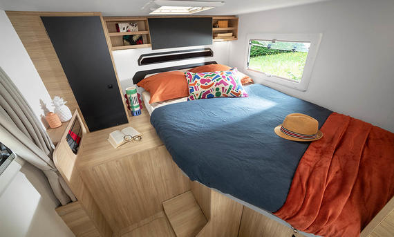 Die Innenaufnahme zeigt das Bett des Challenger S 215 (2025)