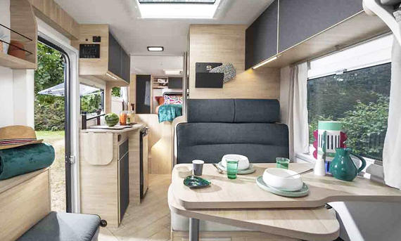 Die Innenaufnahme zeigt den Chausson S695 (2025) in der Durchsicht.