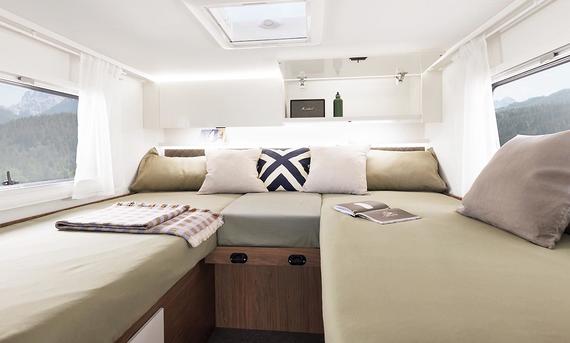 Die Innenaufnahme zeigt das Schlafzimmer mit zwei Einzelbetten im Heck des Corigon Advanced T 700 (2025).