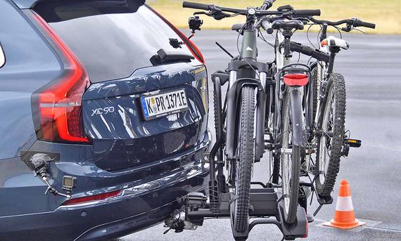 Thule-Fahrradträger für bis zu drei E-Bikes im Test - Zbigniew Mazar Das Foto zeigt den mit drei Fahrrädern beladenen Thule Easyfold 3 auf der Teststrecke, der an die Anhängerkupplung des Testwagens verrutscht ist.