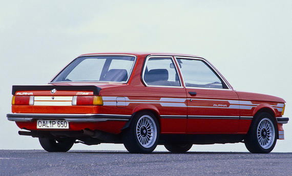 Der Alpina B6 2.8 statisch von schräg hinten fotografiert.