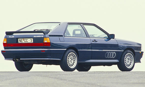 Der Audi Quattro statisch von schräg hinten fotografiert.