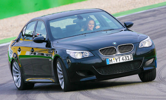 BMW M5 - Willy Bister Der BMW M5 fahrend von schräg vorne fotografiert.