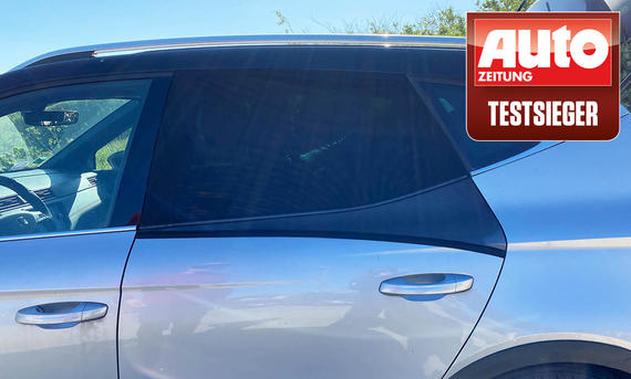 Sonnenschutz im Auto - AUTO ZEITUNG Sonnenschutz von Cgmeady über hintere Autotür gestülpt.