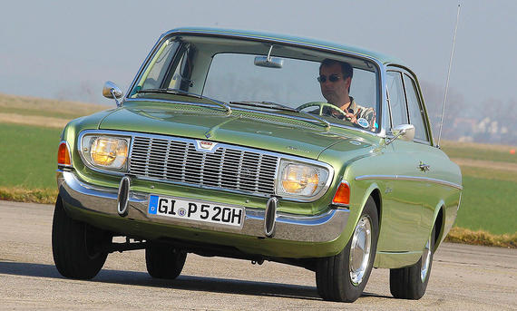 Ford 20 M TS - Daniela Loof Der Ford 20 M TS fahrend von schräg vorne fotografiert.