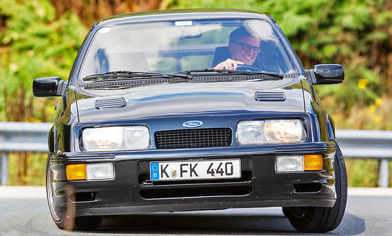 Ford Sierra RS Cosworth - Aleksander Perkovic Der Ford Sierra RS Cosworth fahrend von vorne