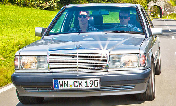 Mercedes 190 E 3.2 AMG - Aleksander Perkovic Der Mercedes 190 E 3.2 AMG fahrend von vorne