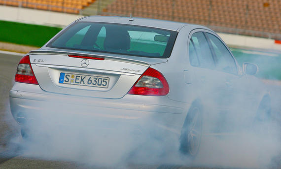 Mercedes E63 AMG - Willy Bister Der Mercedes E63 AMG fahrend von schräg hinten fotografiert.