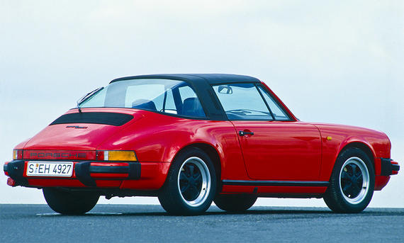 Der Porsche 911 SC statisch von schräg hinten fotografiert.