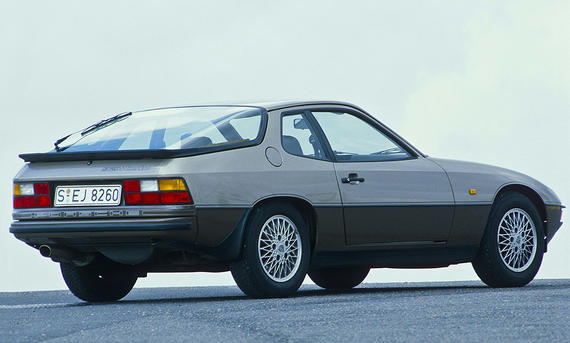 Der Porsche 924 Turbo statisch von schräg hinten fotografiert.