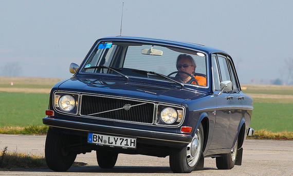 Volvo 144 S - Daniela Loof Der Volvo 144 S fahrend von schräg vorne fotografiert.