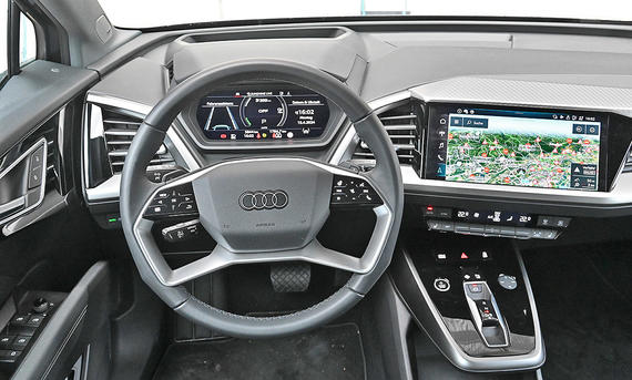 Audi Q4 45 e-tron - Nils Koshofer Cockpit des Audi Q4 45 e-tron.